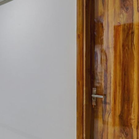 Готель Collection O The Doors Near Appu Ghar Ґурґаон Екстер'єр фото