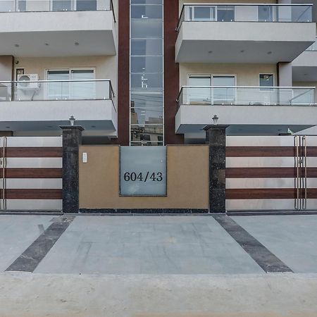 Готель Collection O The Doors Near Appu Ghar Ґурґаон Екстер'єр фото