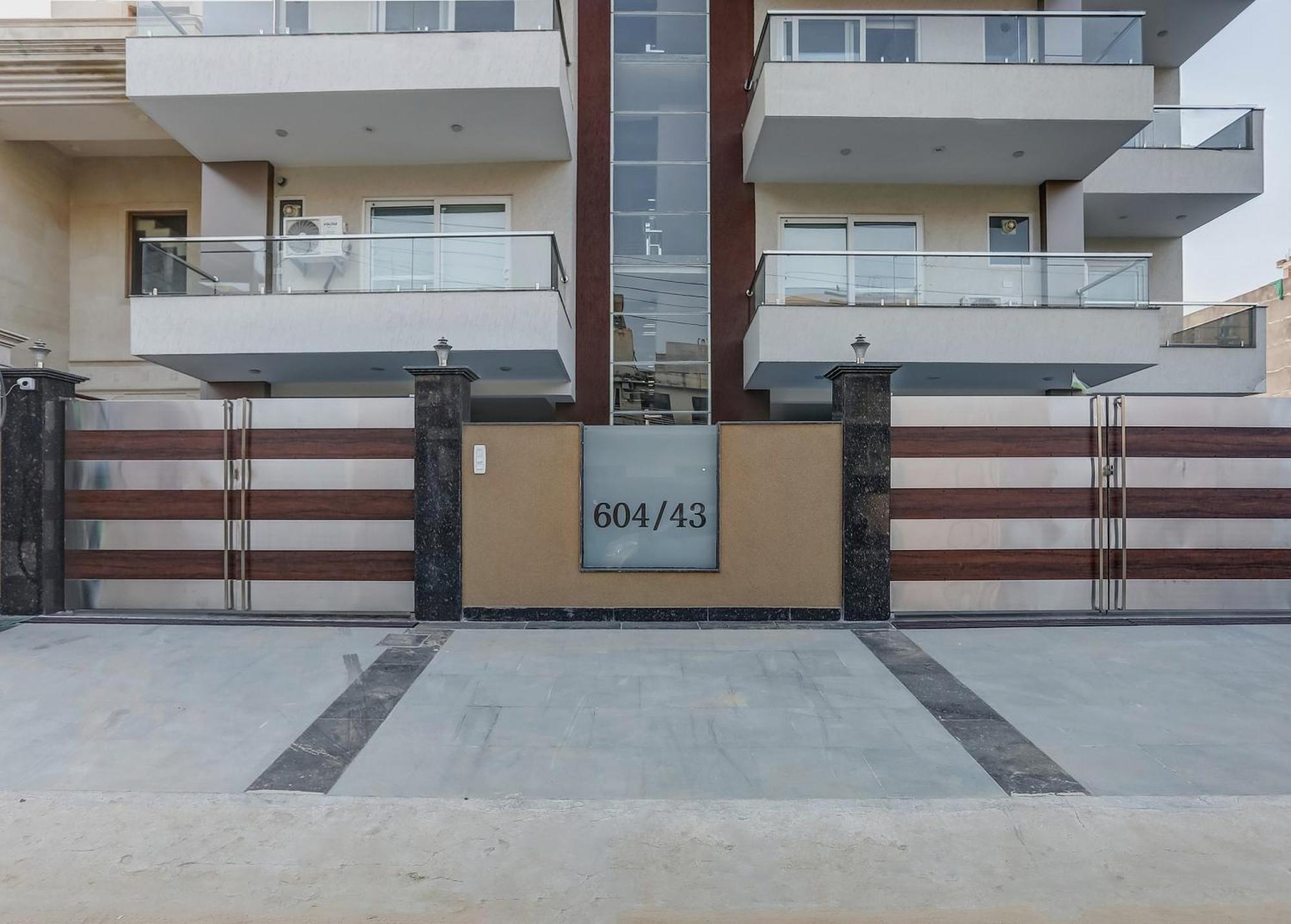 Готель Collection O The Doors Near Appu Ghar Ґурґаон Екстер'єр фото